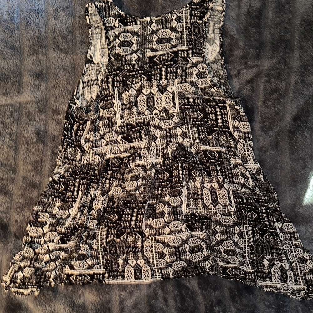 Maurices Black and Cream Geometric Top - Picture 4 of 4